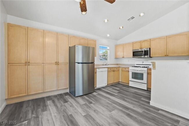 Building Photo - 8473 Birthstone Ave