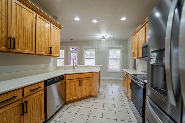 Building Photo - Charming 4 bedroom, 2 bathroom located in the picturesque Hot Springs Village