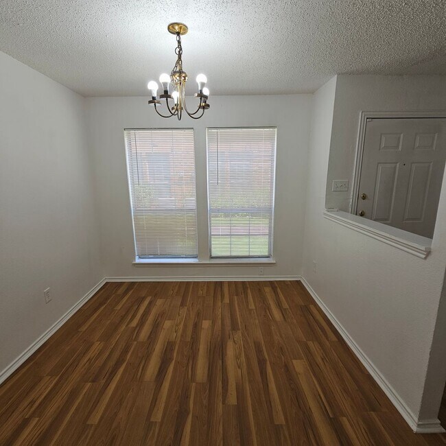 Building Photo - 1400 Darr St
