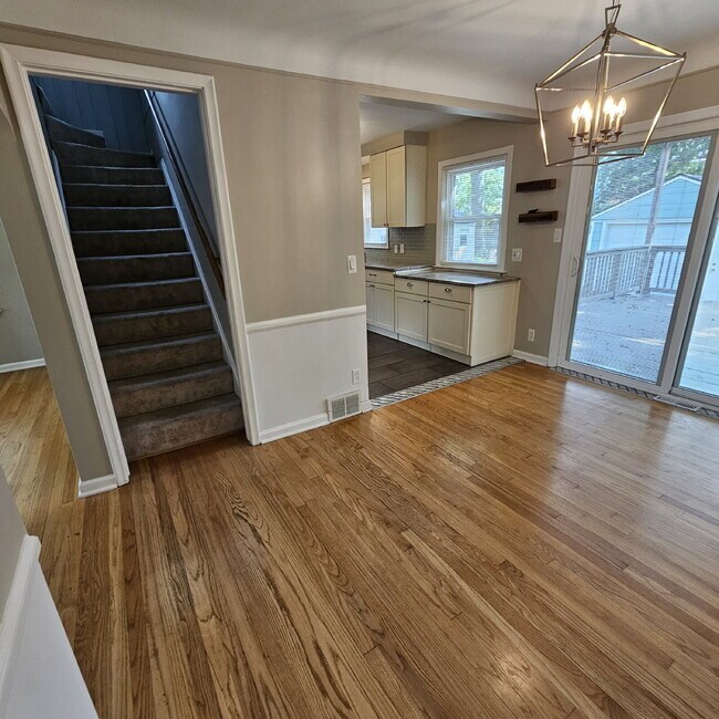 Building Photo - 3 Bedroom Bungalow w/ Hardwood Floors Clos...