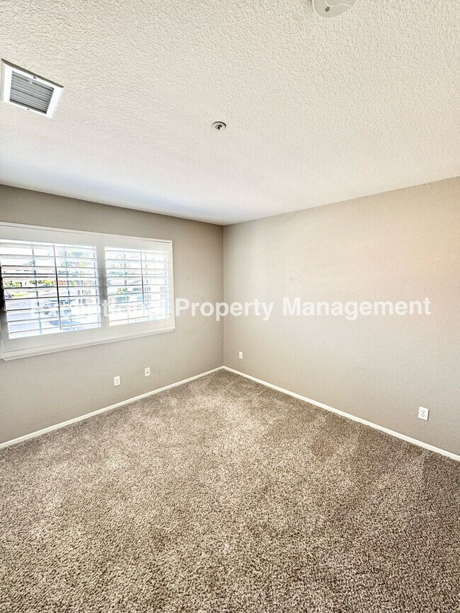 Building Photo - Great 4 bed 3 bath home in Fontana