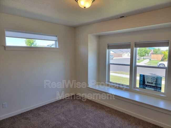 Building Photo - 2482 NW Glen Oak Ave