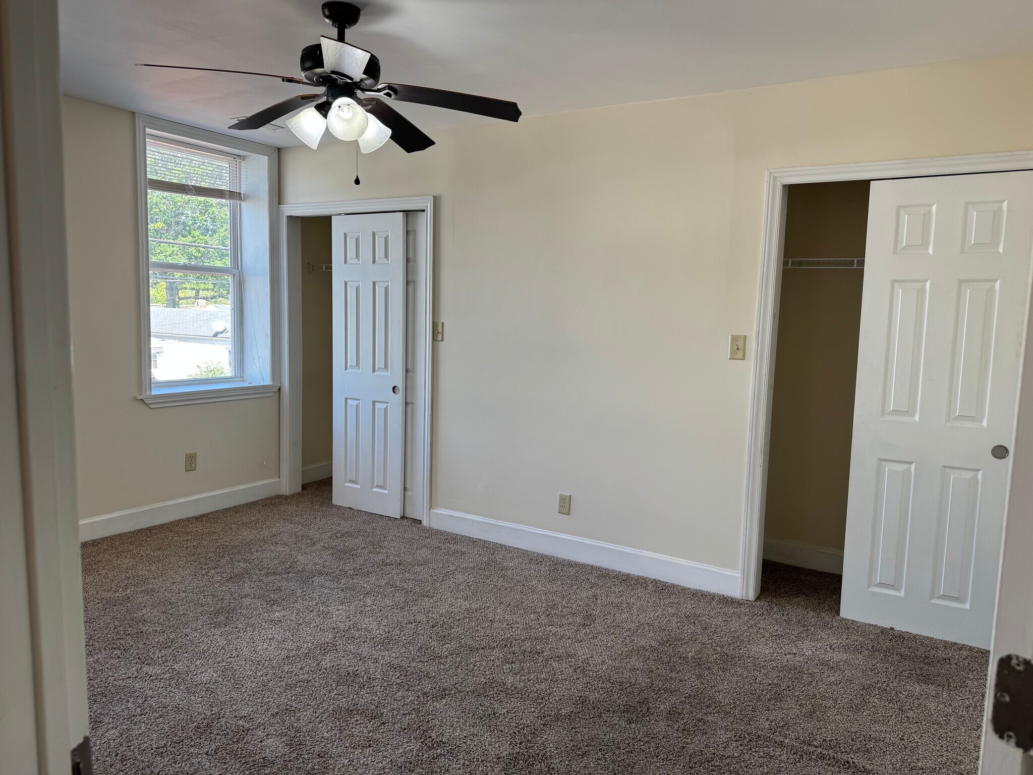 Front bedroom - 414 E 2nd St