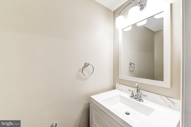 Building Photo - 707 Congress St SE