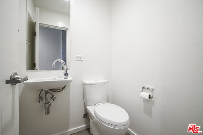 Building Photo - 1220 N Orange Grove Ave