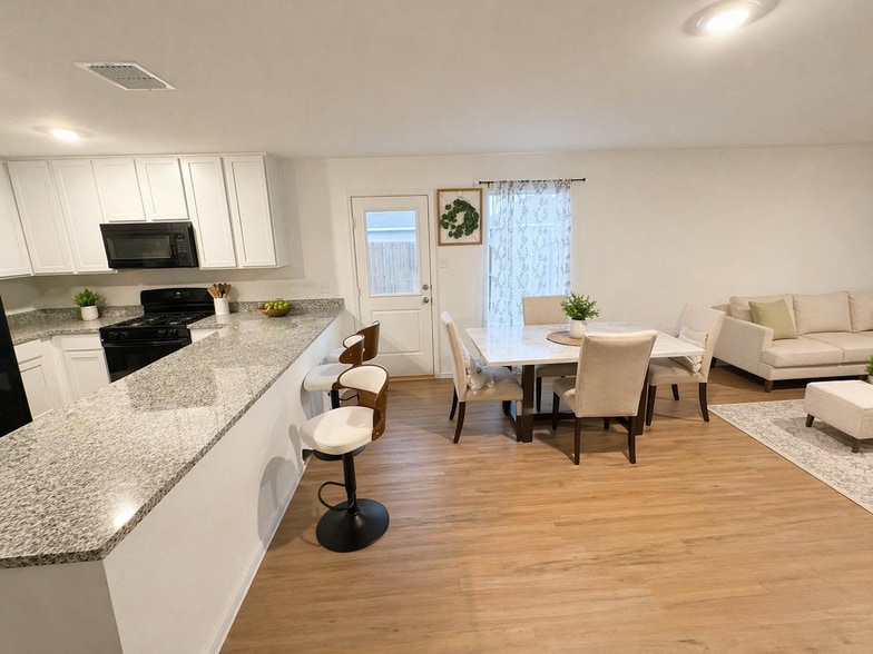 Building Photo - 1125 Desert Willow Dr