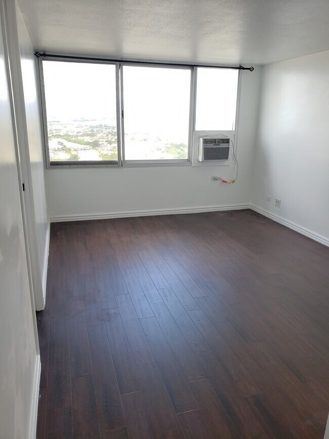 Building Photo - Beautifully Renovated 2 bedroom Penthouse ...