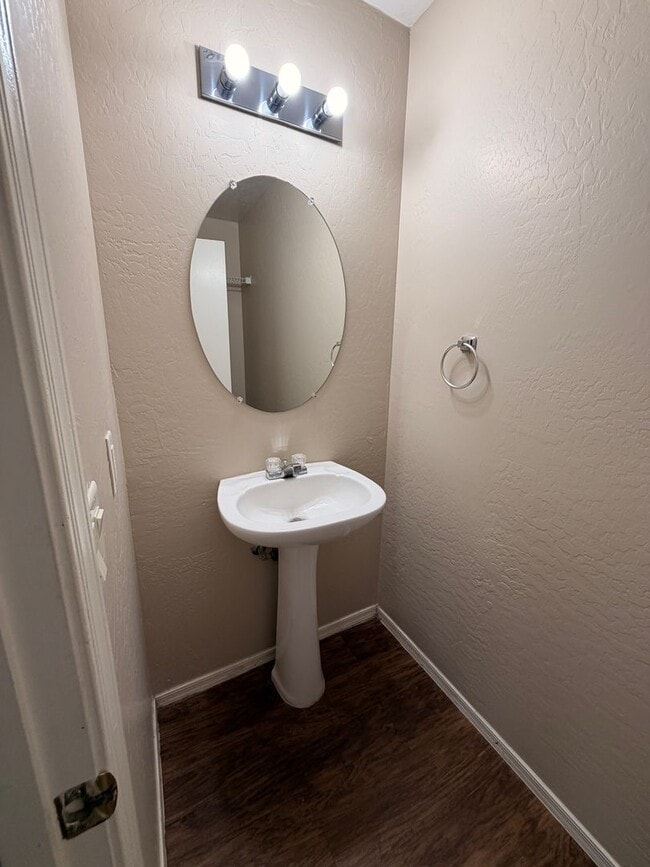 Building Photo - Refinished 4 by 2.5 Avondale Home - Corner...