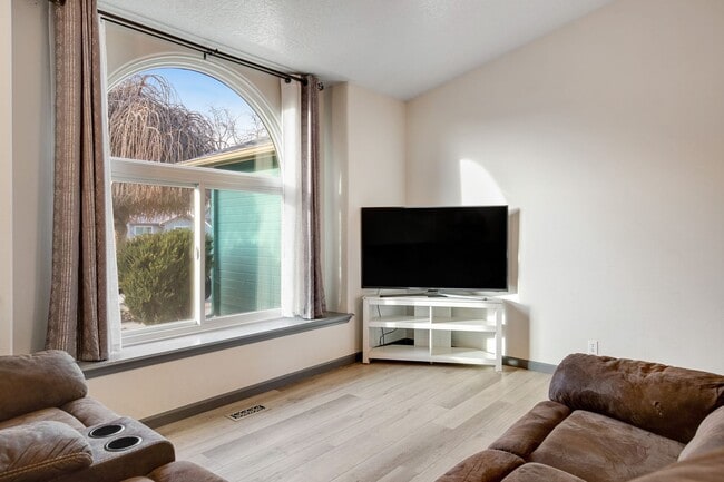 Building Photo - Furnished 3-Bedroom Home with Fenced Yard - Pet Friendly