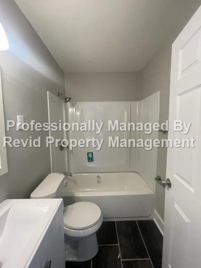 Building Photo - 170 Eastview Dr