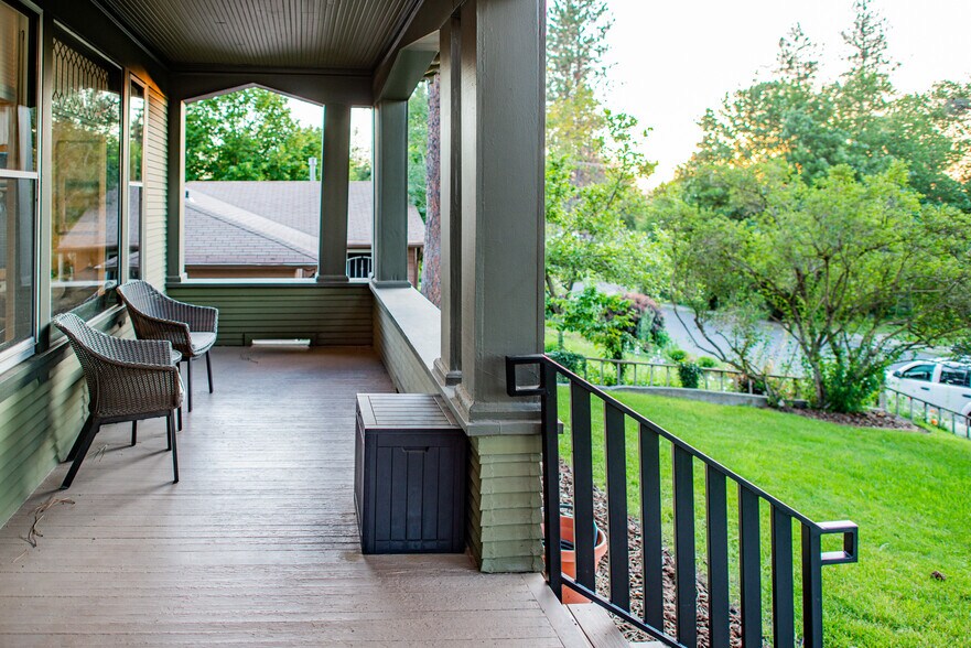 Building Photo - 1111 W 12th Ave