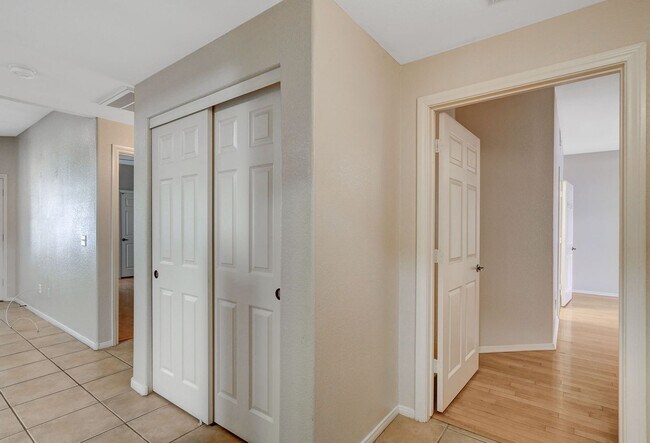 Building Photo - Beautiful  2bed 2bath Gated Community