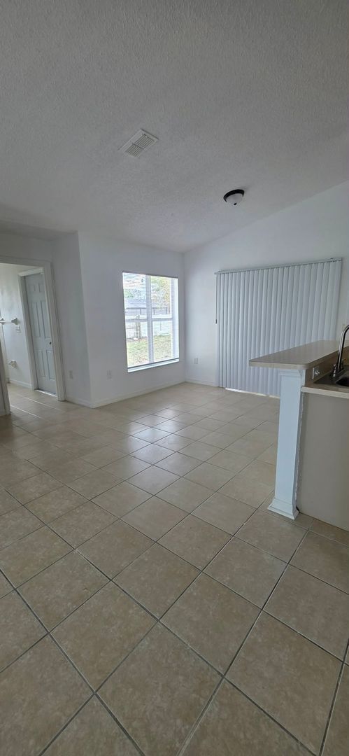 Building Photo - Spacious 3BR/2BA Home with Screened Patio and 2-Car Garage