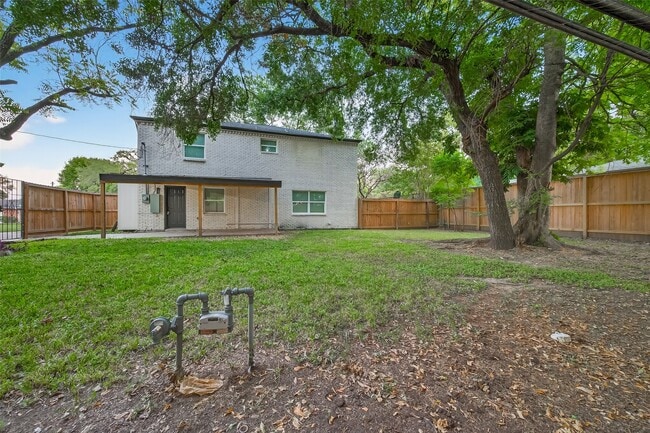 Building Photo - 2414 Walnut Bend Ln