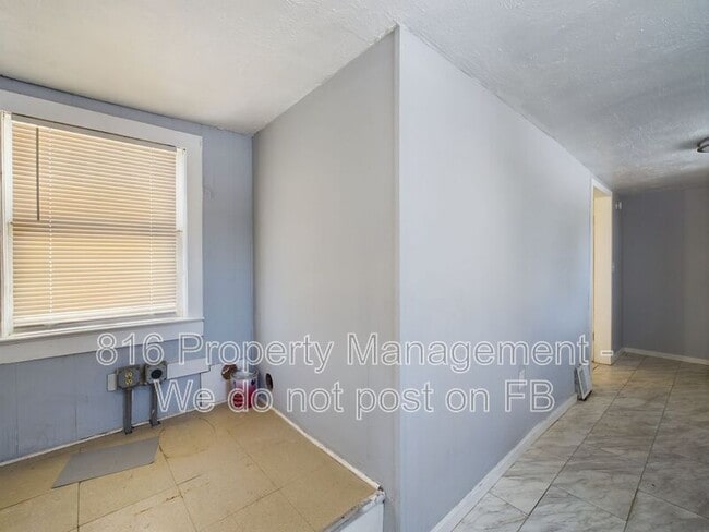 Building Photo - 1127 S Hocker Dr