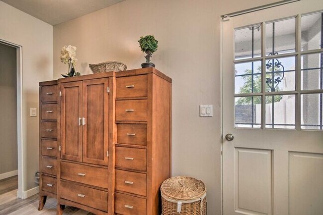 Building Photo - 4 Bed, 3 Bath, stunning home, located in t...