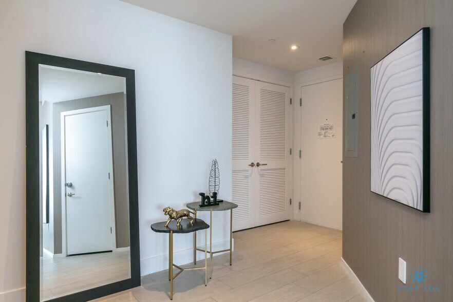 Building Photo - 4010 S Ocean Dr