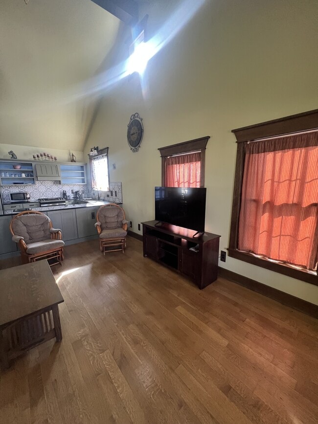 Building Photo - 730 6th St