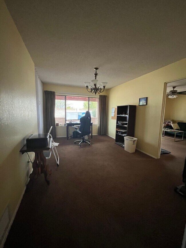 Building Photo - Large 4 bedroom with  yard