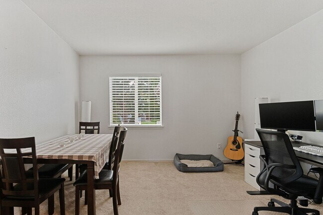 Building Photo - Updated 3bed/3bath with Finished Basement