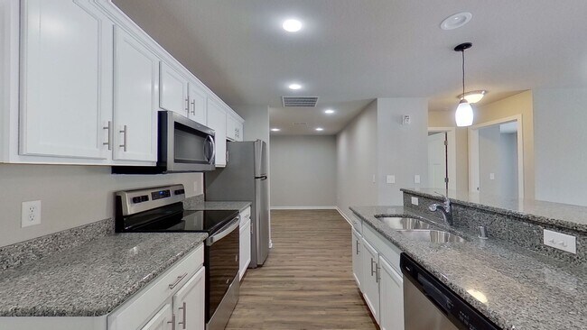 Building Photo - Condo Style Lower 2 Bedroom 2 Bathroom plus Den Apartment