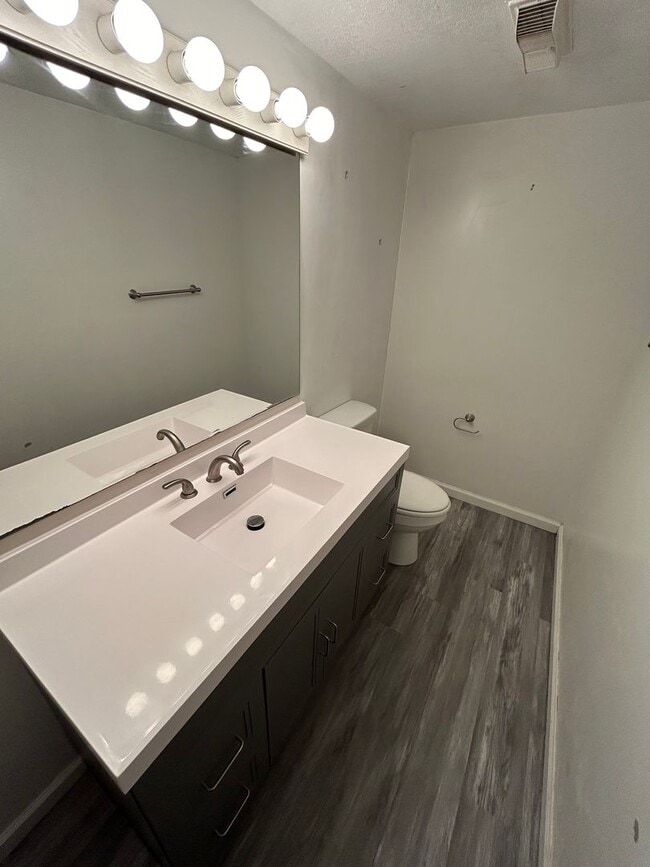 Building Photo - COMING SOON! 3 Bed 1.5 Bath 1 Car Garage $...