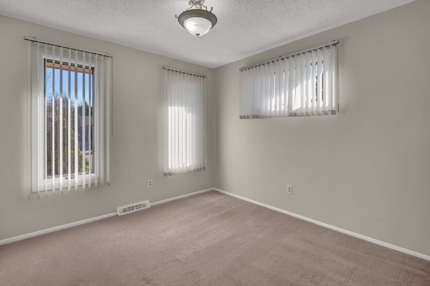 Building Photo - Updated 4-Bedroom Home in DTC – Vaulted Ce...