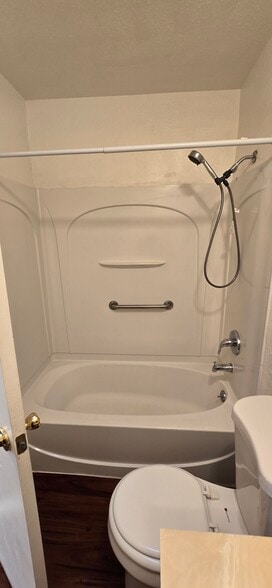 Primary Bedroom/Full Bath - 3318 Blue Ridge Cir