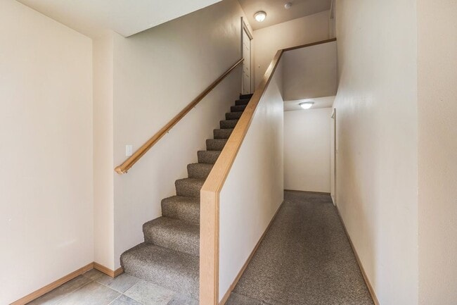 Building Photo - 2 bed 1 bath apartment (4plex building)