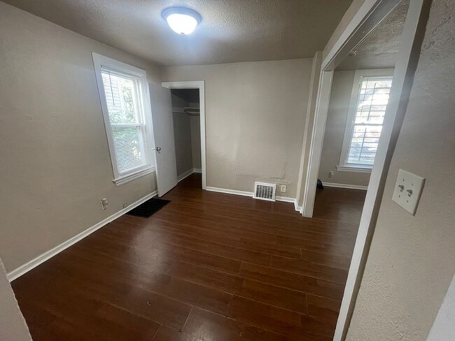 Building Photo - 3BR/2B house with backyard ($350 Move-in f...