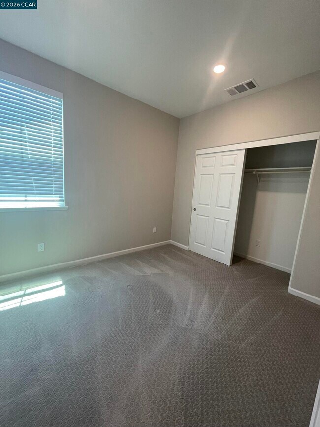 Building Photo - 777 Country Club Dr