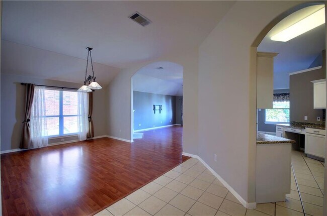 Building Photo - 129 Copperwood Loop