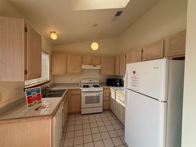 Building Photo - 3 Bedroom Single Story Home Available Near Unser Blvd NW & Ladera Dr NW!