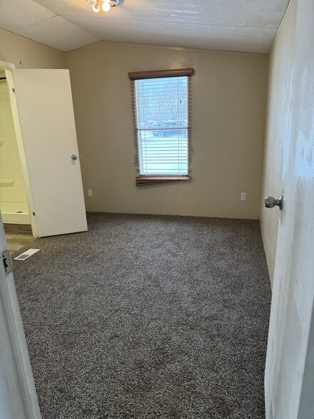 master bed - 953 N McCue St