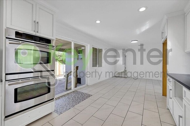 Building Photo - 4404 Lantana Ave