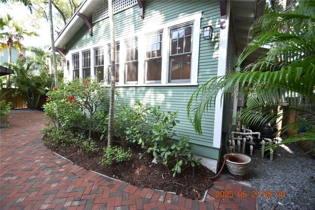 Building Photo - 810 S Packwood Ave