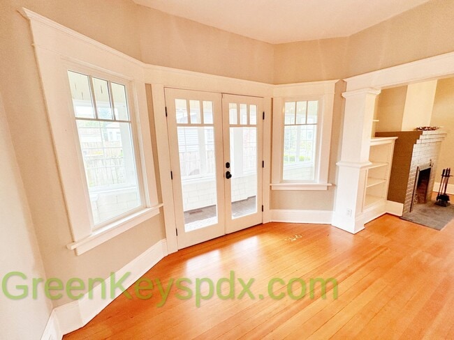 Building Photo - 3-bedroom, 2.5-bathroom Craftsman house in...