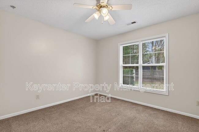 Building Photo - 10 Manor Ridge Ct