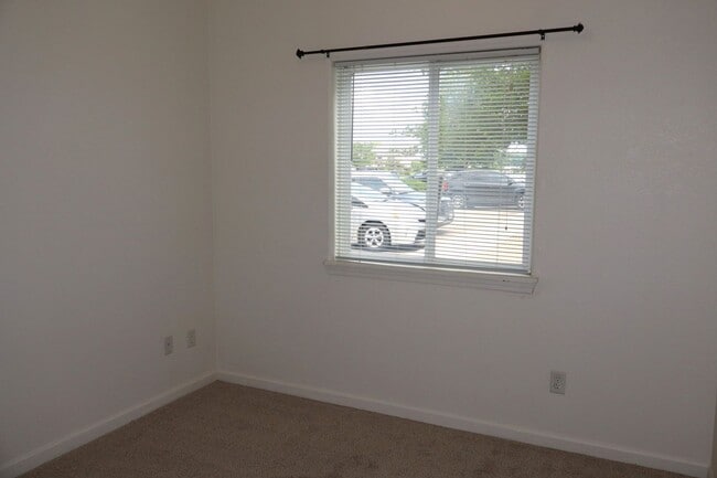 Building Photo - Enjoy Windsor Living: Bright Condo Near Tr...