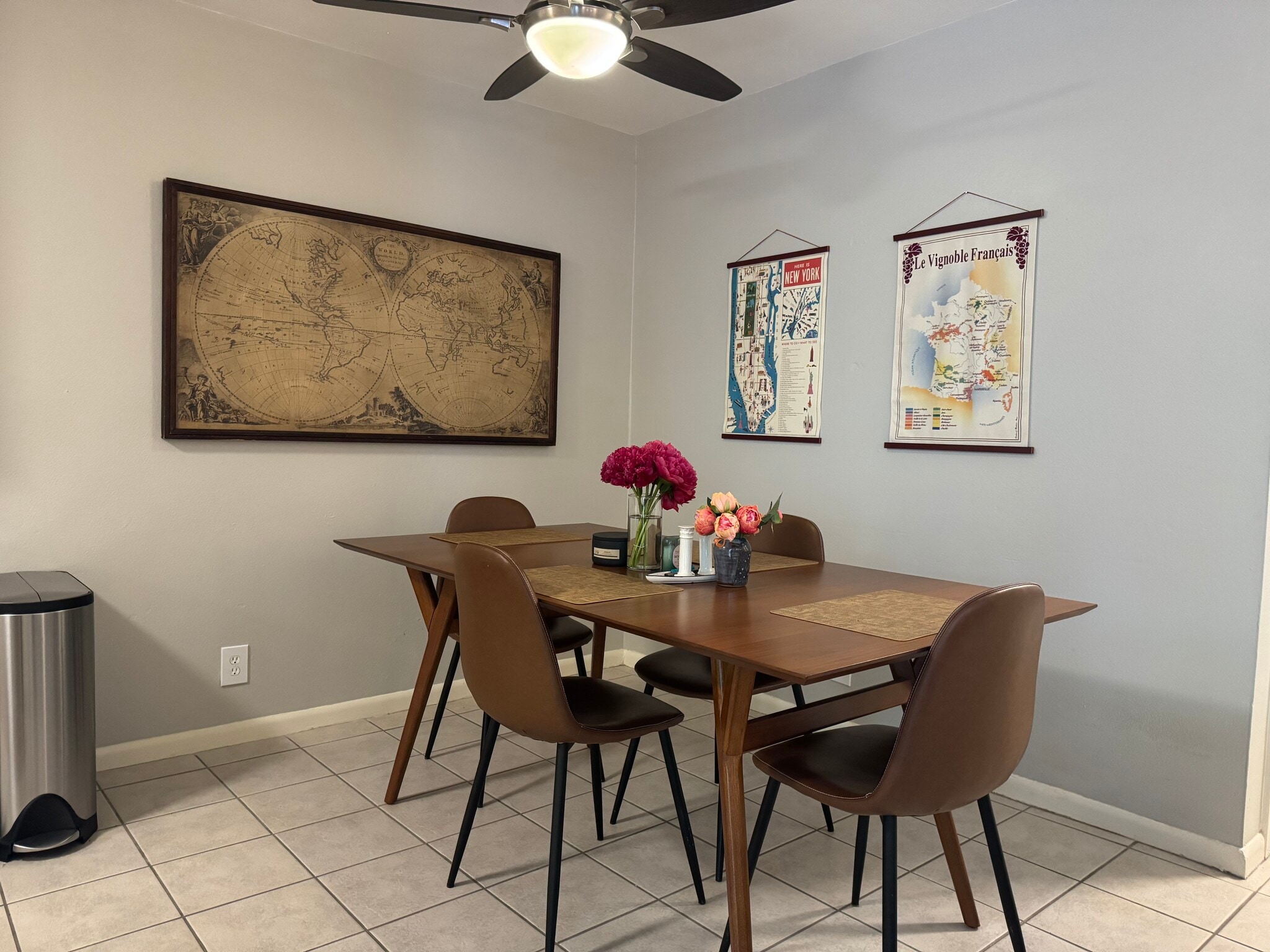 Dining area - 3312 S Oak Dr