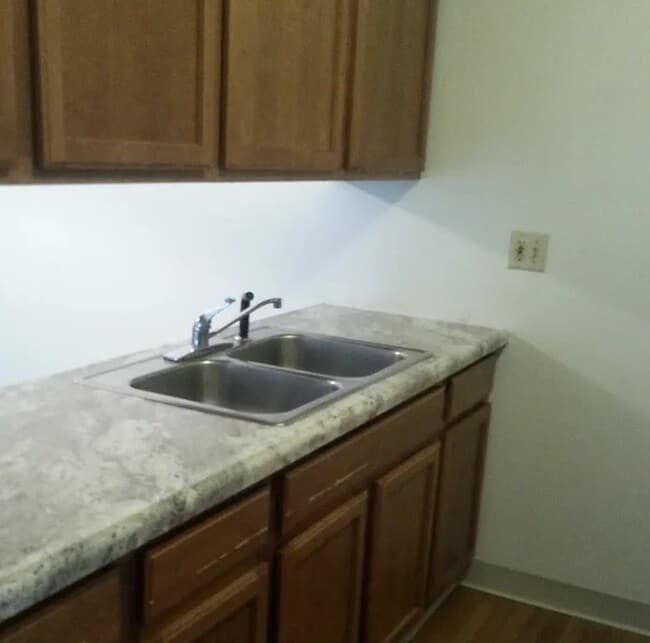 Building Photo - 300 Sand Hill Manor Dr