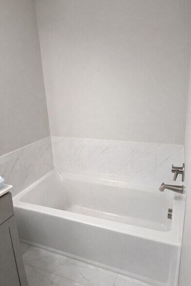 Master Bedroom Full Bath (Tub) - 16108 Coolidge Ave