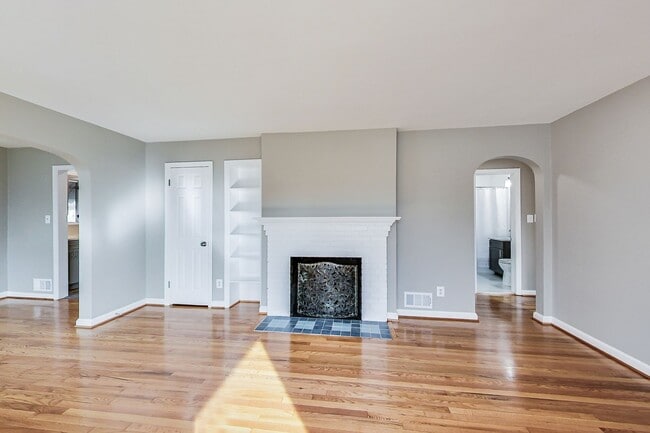 Building Photo - Spacious 3BR/2BA Rambler with Heated Sun-room and Slate Patio!