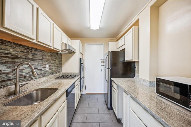 Building Photo - 10201 Grosvenor Pl
