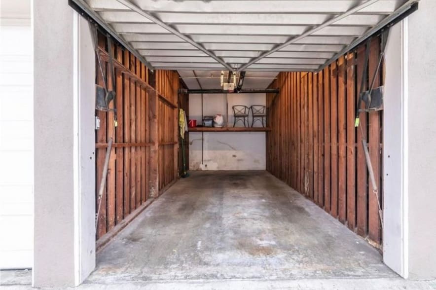 Building Photo - 933 E 1st St