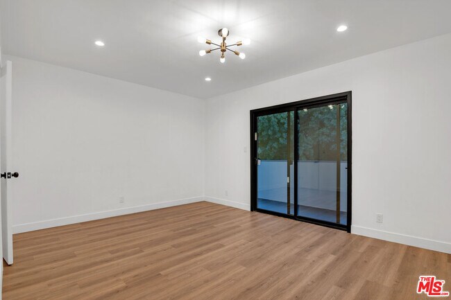 Building Photo - 950 Havenhurst Dr