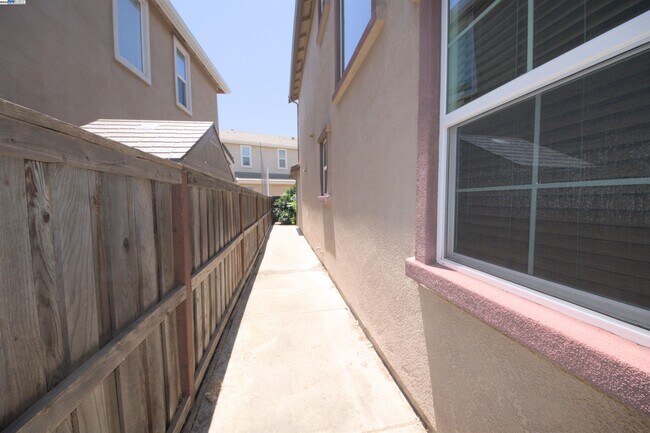 Building Photo - 549 Chaparral Loop