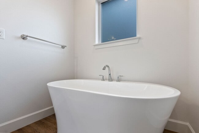 Building Photo - 4 bedroom home in desirable neighborhood