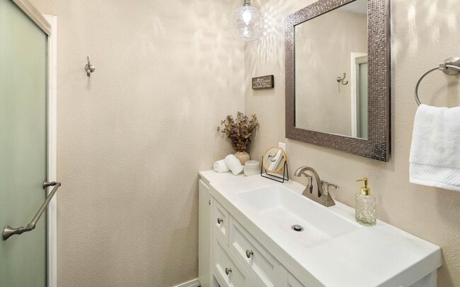 Building Photo - Updated 3-Bedroom Rambler with Large Yard in North Bend