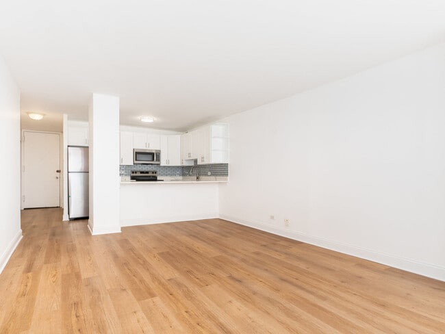 Building Photo - 1540 N La Salle Dr